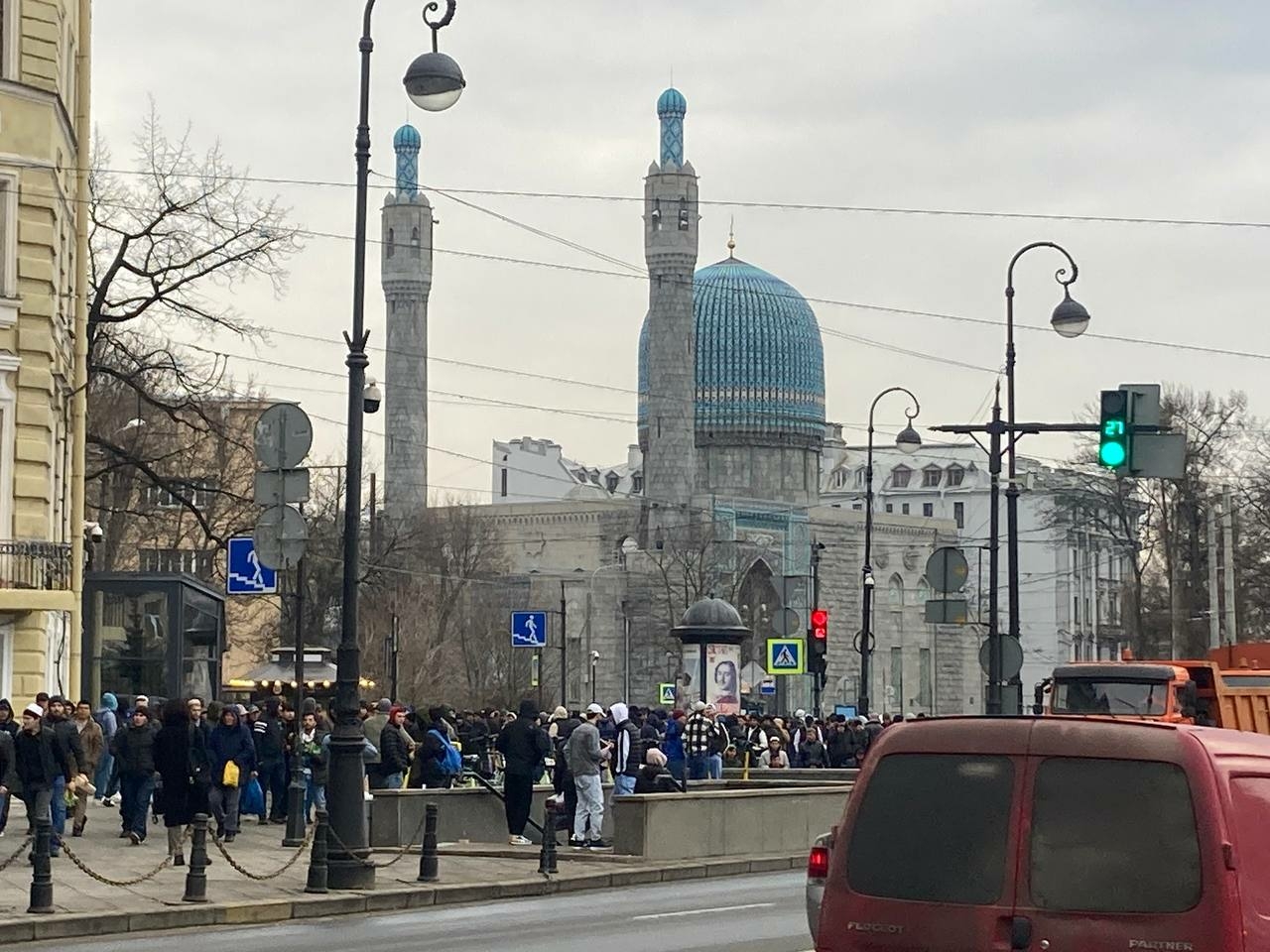 Мусульмане Петербурга встретили Ураза-Байрам. Сколько человек отпраздновало  праздник