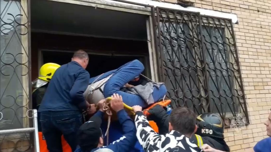 Сотрудники МЧС помогли 300 килограммовому москвичу добраться до больницы