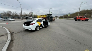В Петербурге несовершеннолетние пассажирки такси пострадали при столкновении с трактором