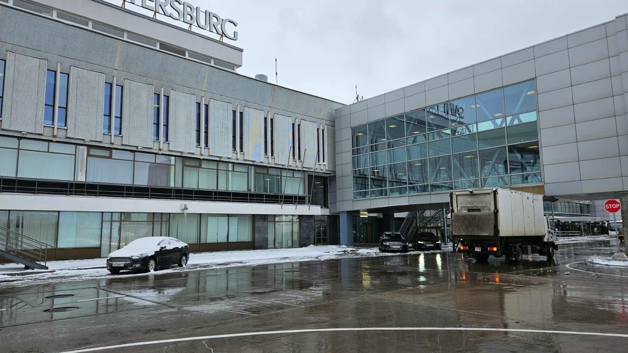 Грузовое авто продрало облицовку здания терминала Пулково
