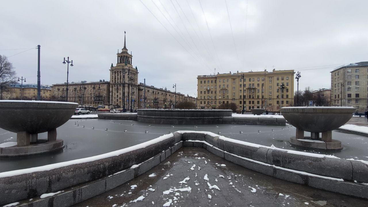 В Петербурге замерзли фонтаны