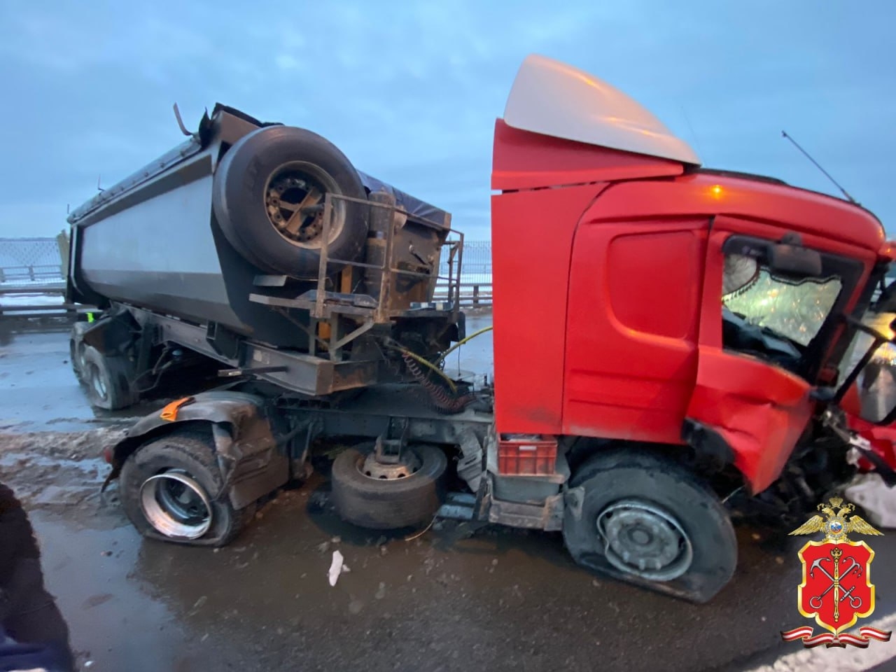 В Петербурге в районе Дамбы красный грузовик полностью перекрыл движение