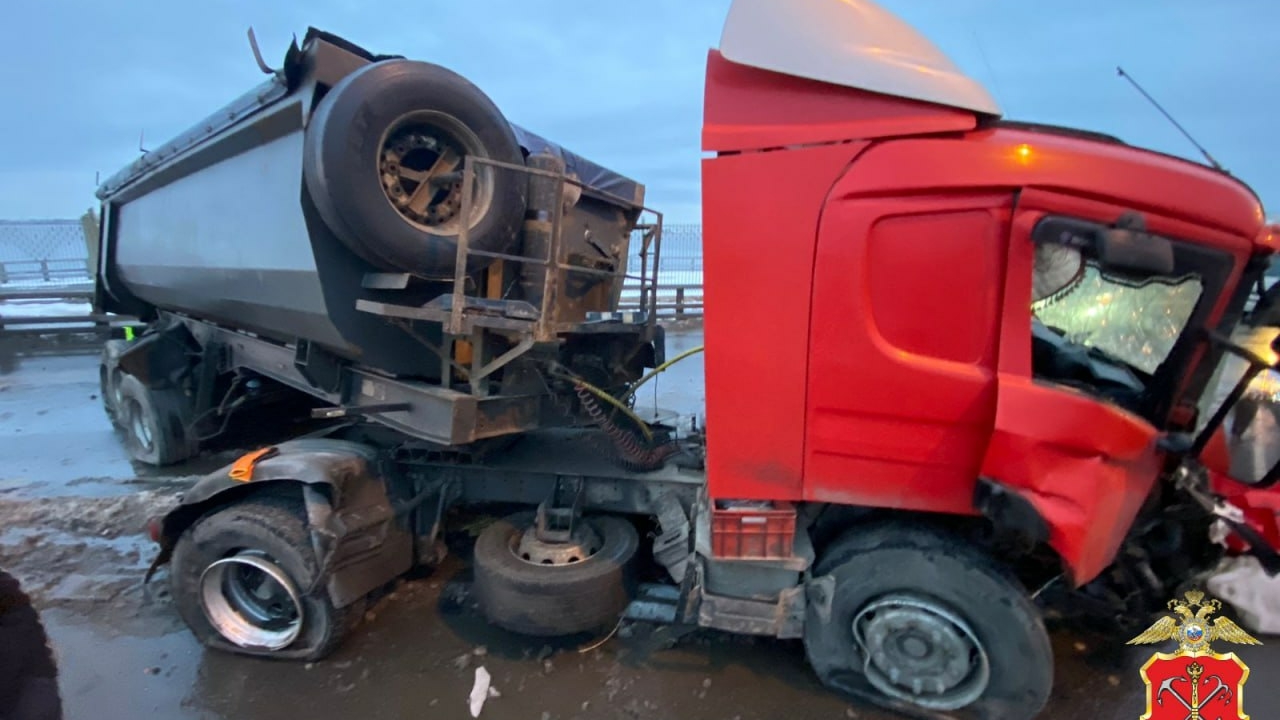 В Петербурге в районе Дамбы красный грузовик полностью перекрыл движение
