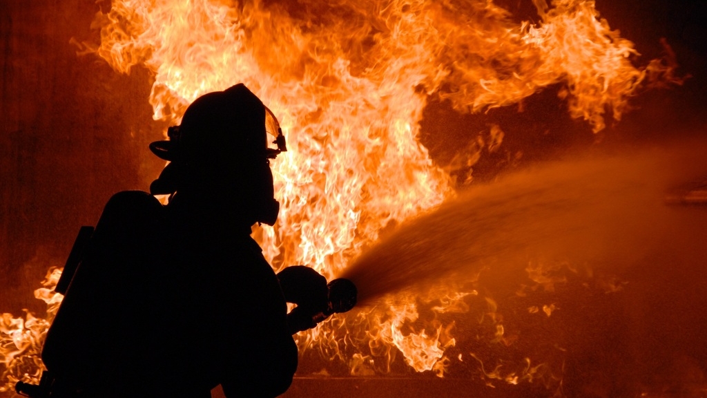 С воздуха и с земли: в Антальи специалисты сражаются с огнем