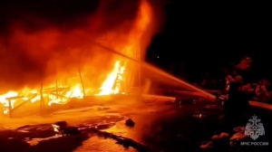 Почти сотня огнеборцев тушат загоревшиеся торговые павильоны в Астрахани