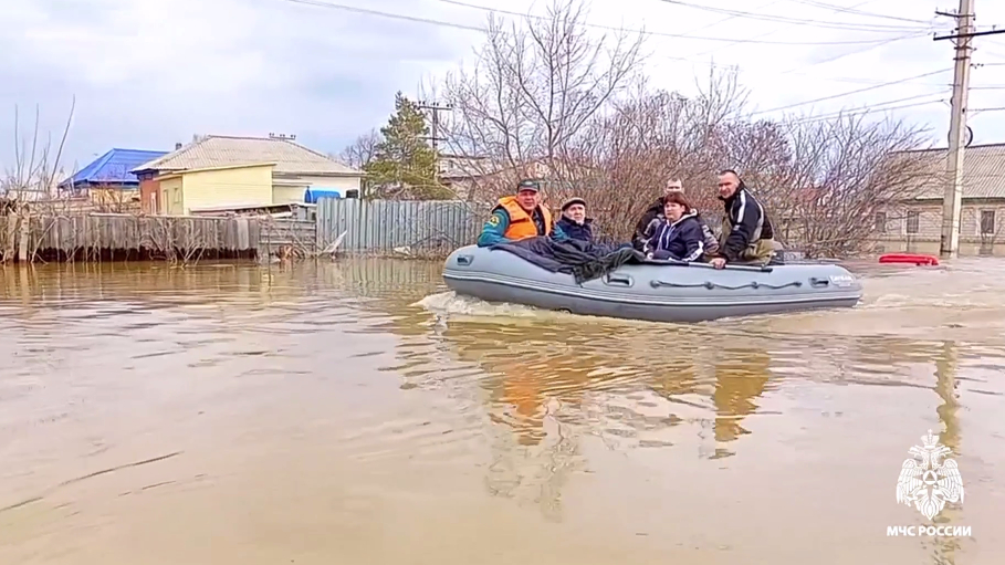 Затопленный Орск столкнулся с массовым мародерством — жители просят помощи