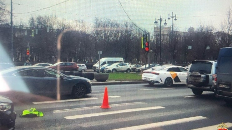 Отвлекся и сбил двоих: водитель Mitsubishi устроил ДТП на «зебре» на Московском