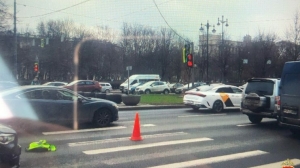 Отвлекся и сбил двоих: водитель Mitsubishi устроил ДТП на «зебре» на Московском