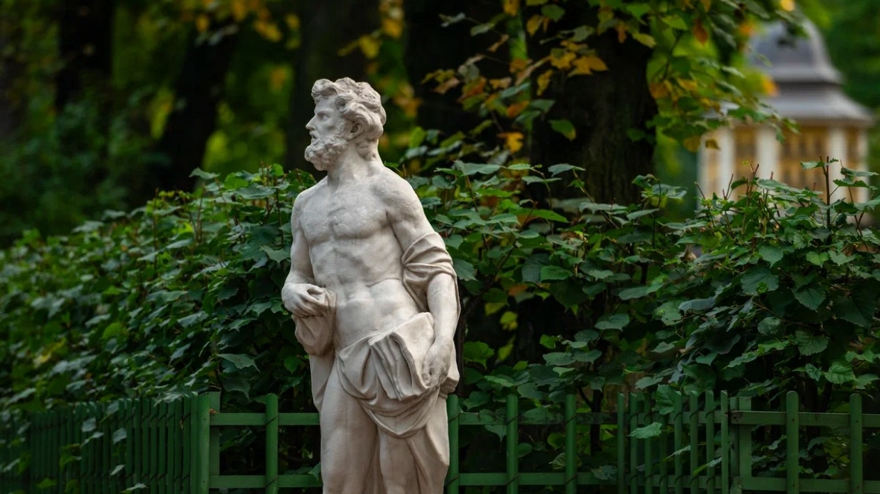Скульптуры Летнего сада освободили от зимней «одежды»