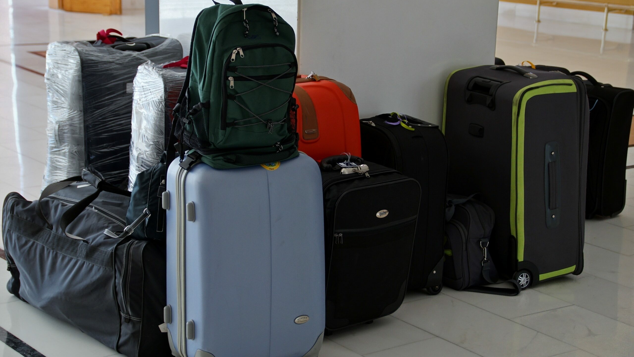 Не по стандартам: пассажиров аэропорта Пулково отправляют переупаковывать багаж