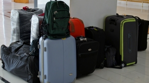 Не по стандартам: пассажиров аэропорта Пулково отправляют переупаковывать багаж