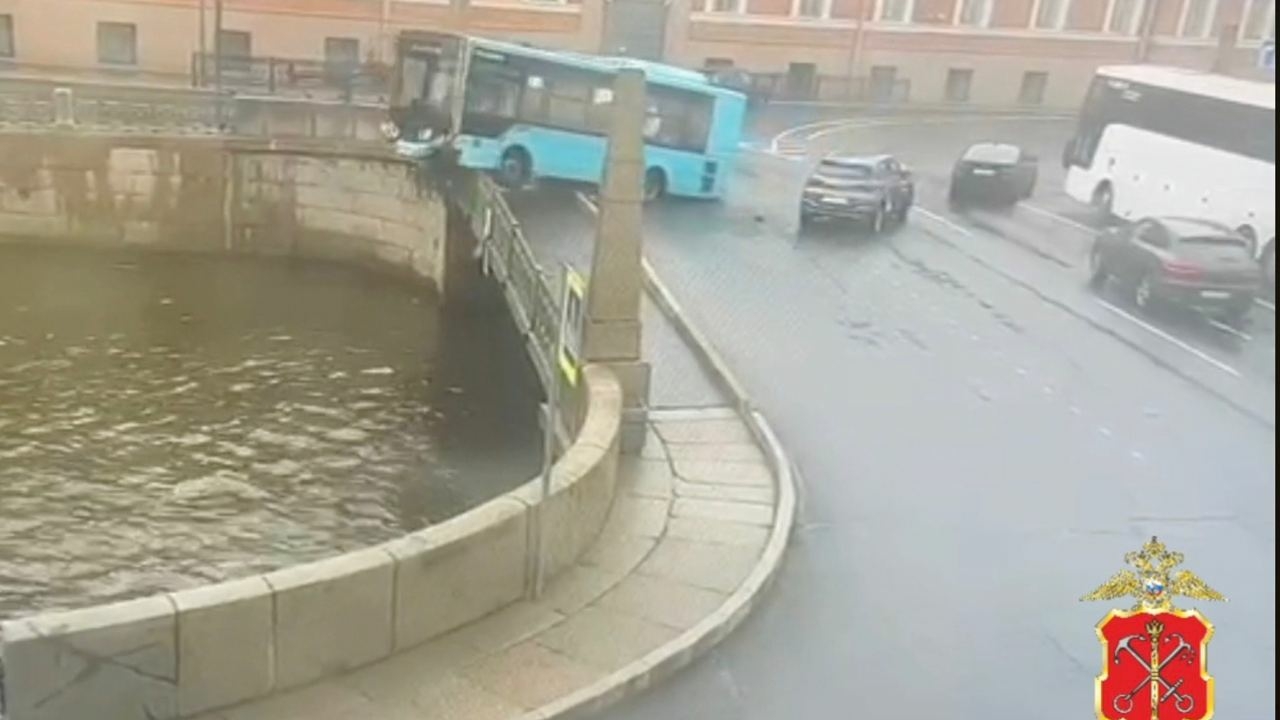 Момент падения лазурного автобуса с пассажирами в реку с Поцелуева моста попал на видео