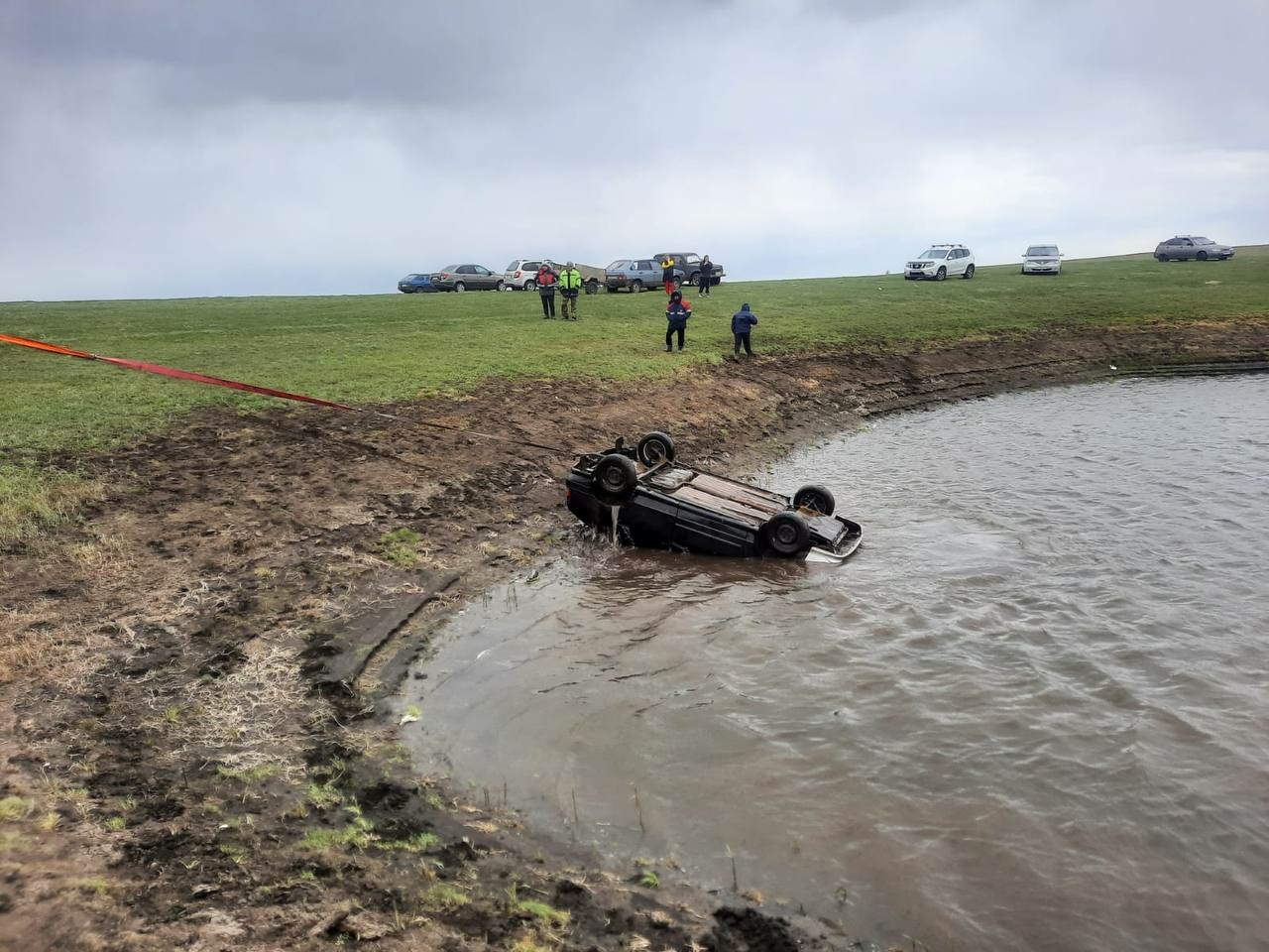 В Башкирии из озера достали автомобиль с утонувшим водителем