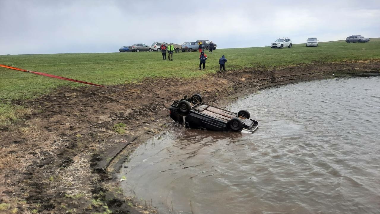 В Башкирии из озера достали автомобиль с утонувшим водителем