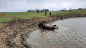 В Башкирии из озера достали автомобиль с утонувшим водителем