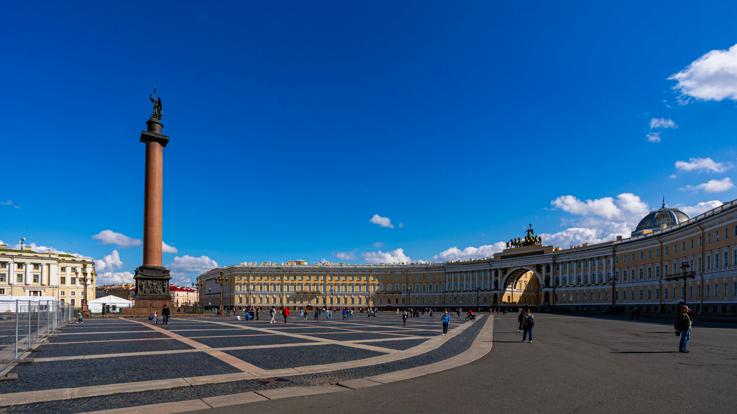 Чего больше всего не хватает жителям Санкт-Петербурга и Москвы: исследование «Ингосстраха»