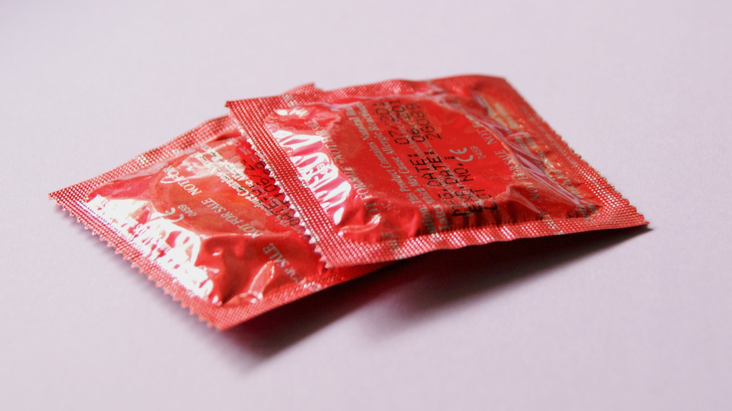В России введут эксперимент по маркировке презервативов и филлеров
