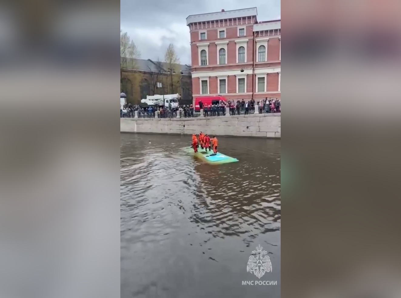 Лазурный автобус с пассажирами внутри затонул в Мойке, рухнув с Поцелуева  моста