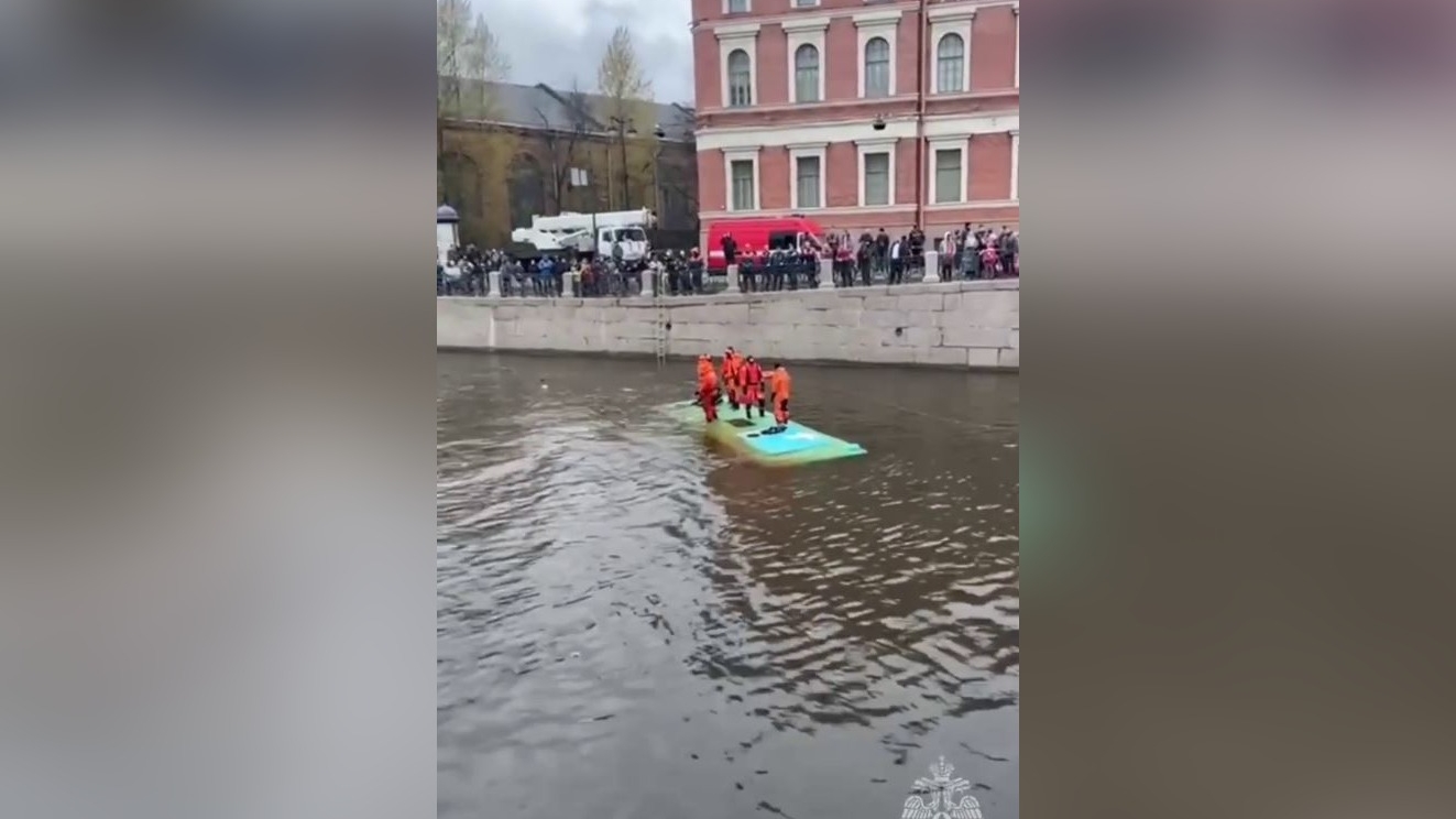 В Петербурге возбудили уголовное дело после падения лазурного автобуса в реку Мойку