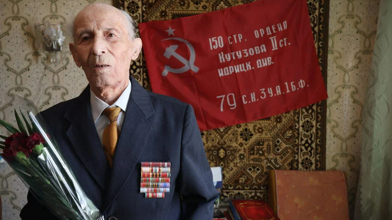 Петербургские полицейские поздравил 104-летнего участника ВОВ с Днем Победы в Мариуполе