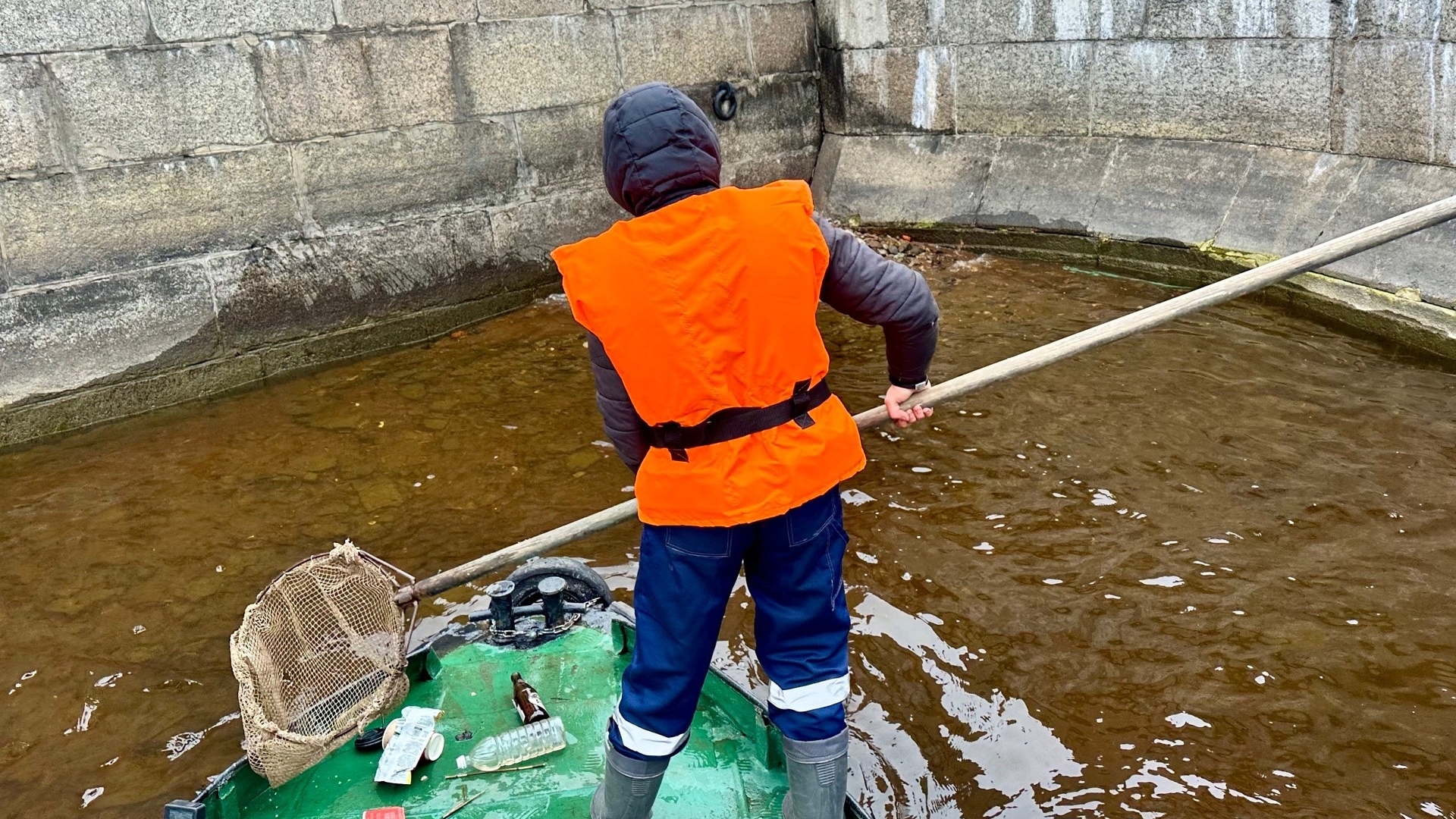В Петербурге специалисты преступили к отчистке дна Дудергофского канала