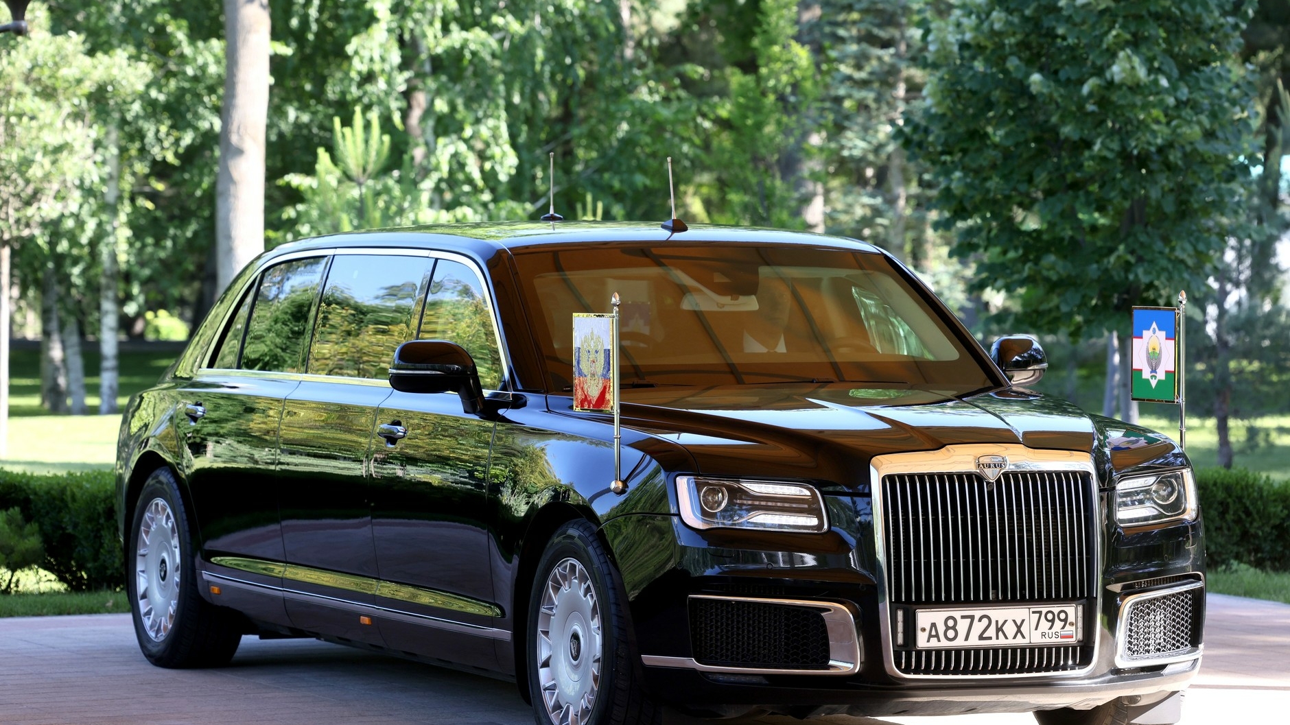 Смольный потратил 75 млн рублей на новую машину, чтобы удивлять своих гостей