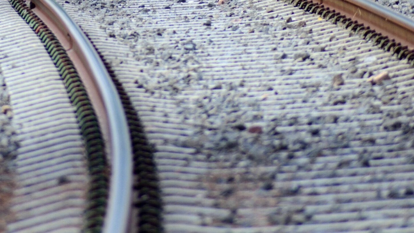 Петербуржец отошел на тот свет после встречи с тепловозом на «Удельной»