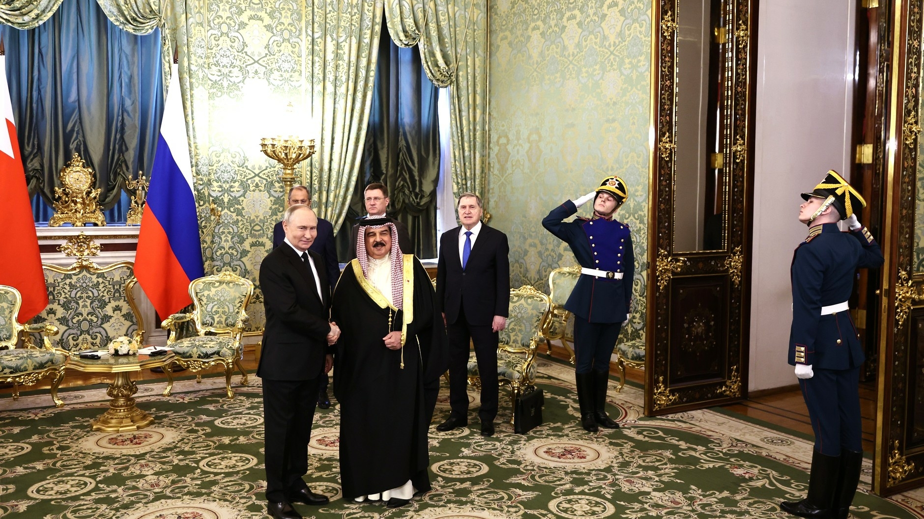 Прилетел на самолете, а уедет на машине: как в Кремле обошлись с королем Бахрейна