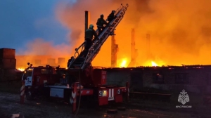 Пожарные в Смоленске борются с масштабным возгоранием в цеху