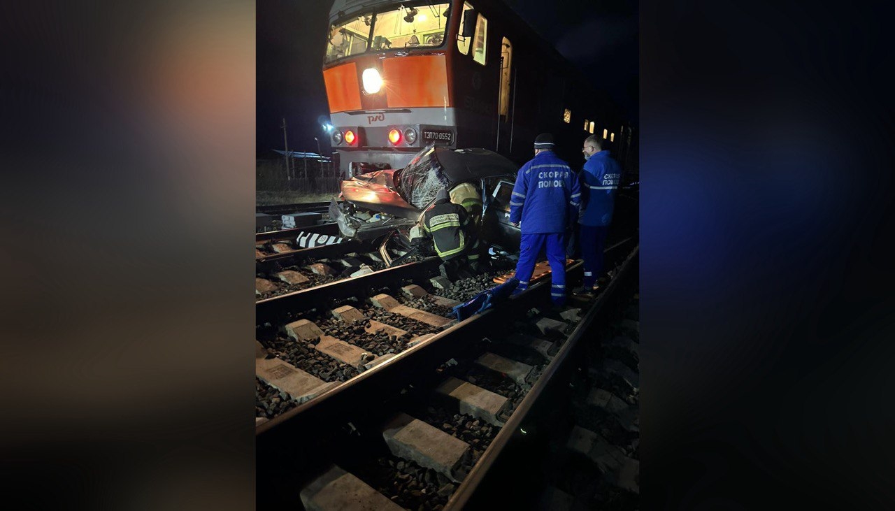 В Архангельской области электровоз снес легковую машину