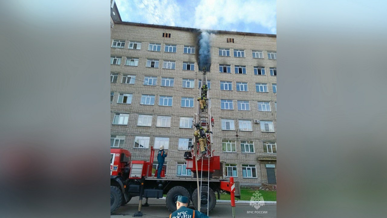 В Бийске загорелась больница: огнеборцы спасли больше 40 человек