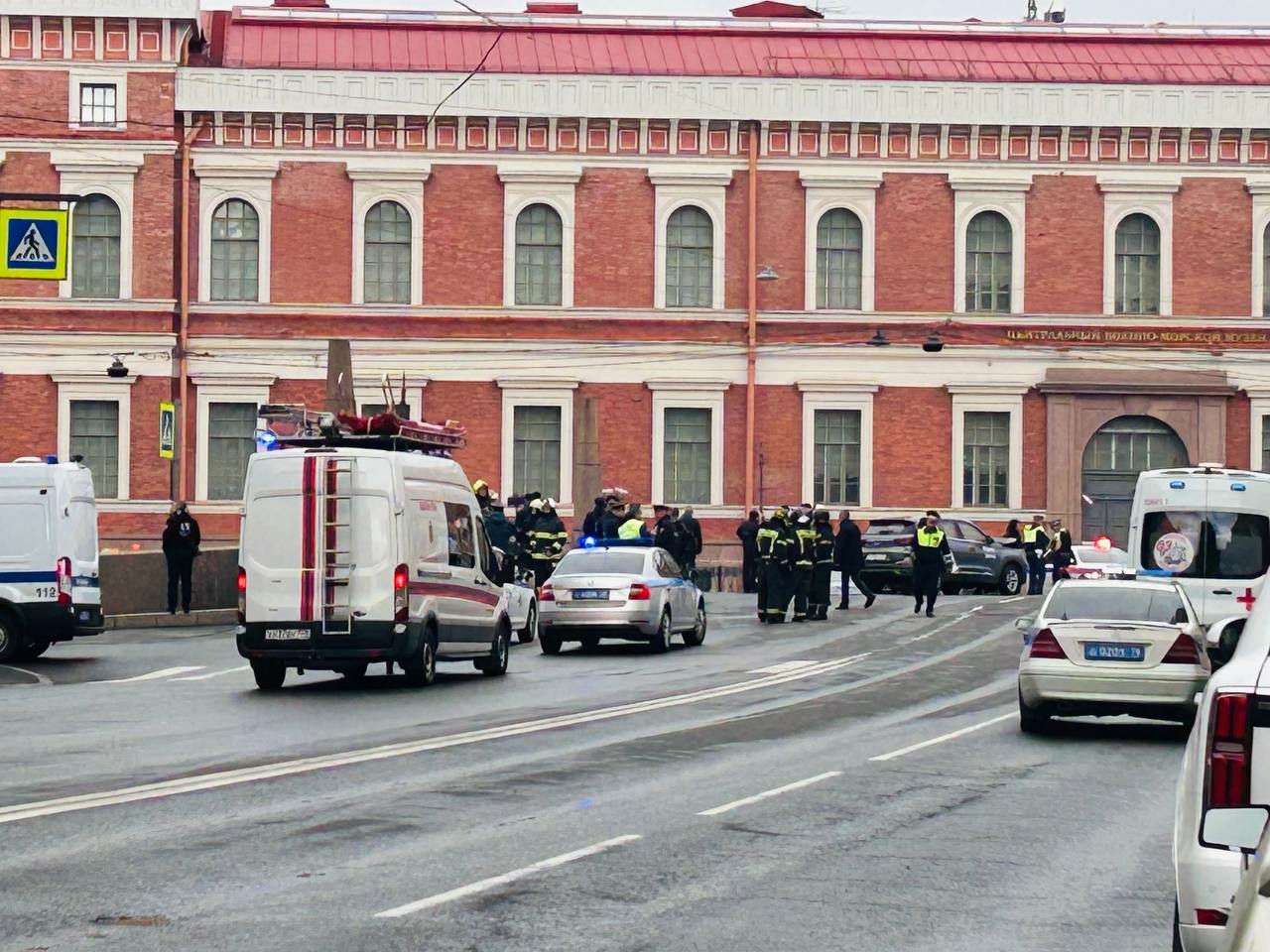 Петербуржцы не могут забрать свои машины с места падения лазурного автобуса  в Мойку