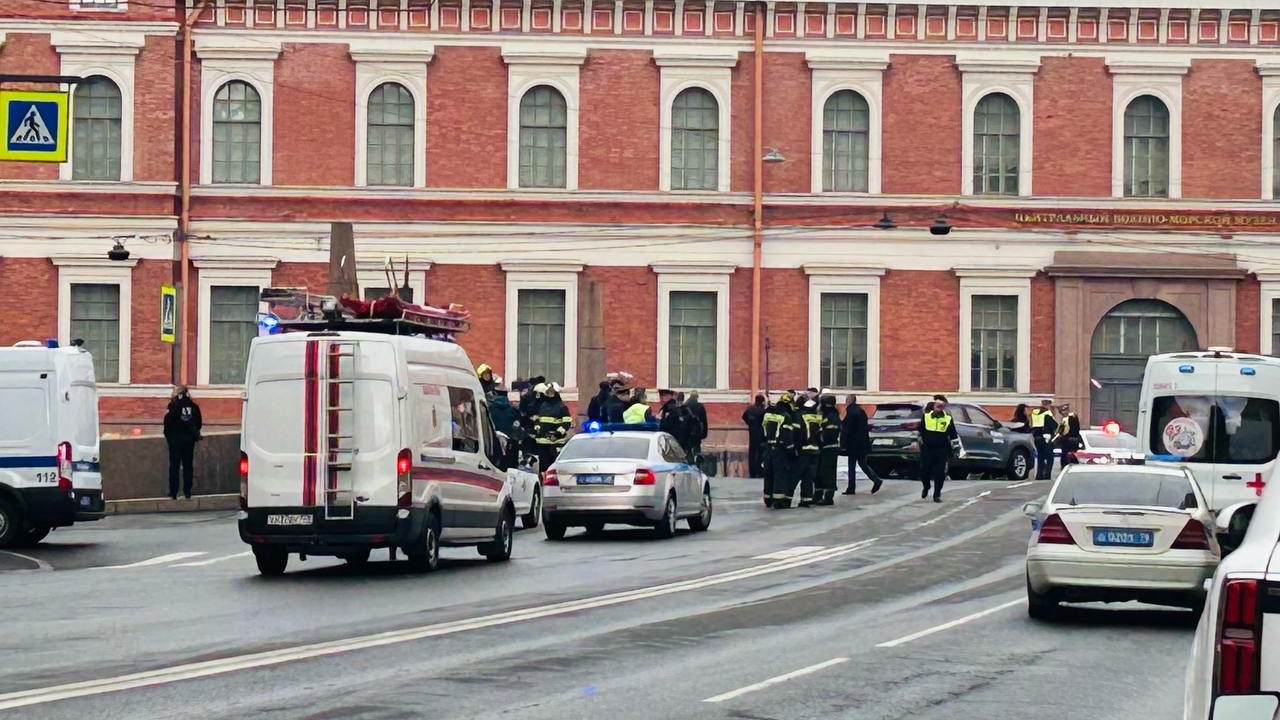 Петербуржцы не могут забрать свои машины с места падения лазурного автобуса в Мойку