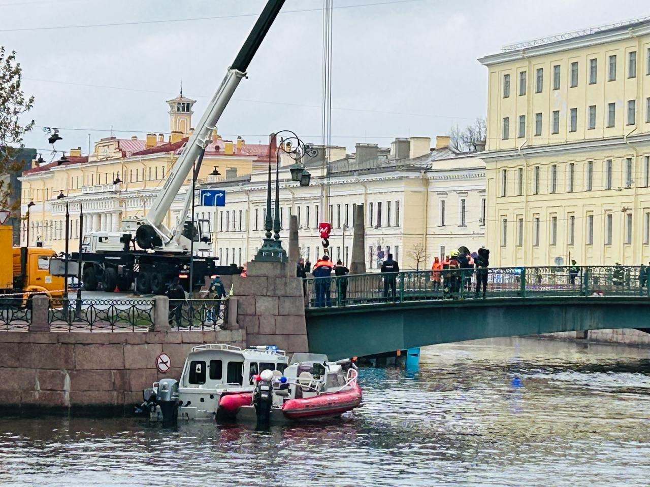 В Комтрансе прокомментировали ситуацию с утонувшим в реке Мойке автобусом