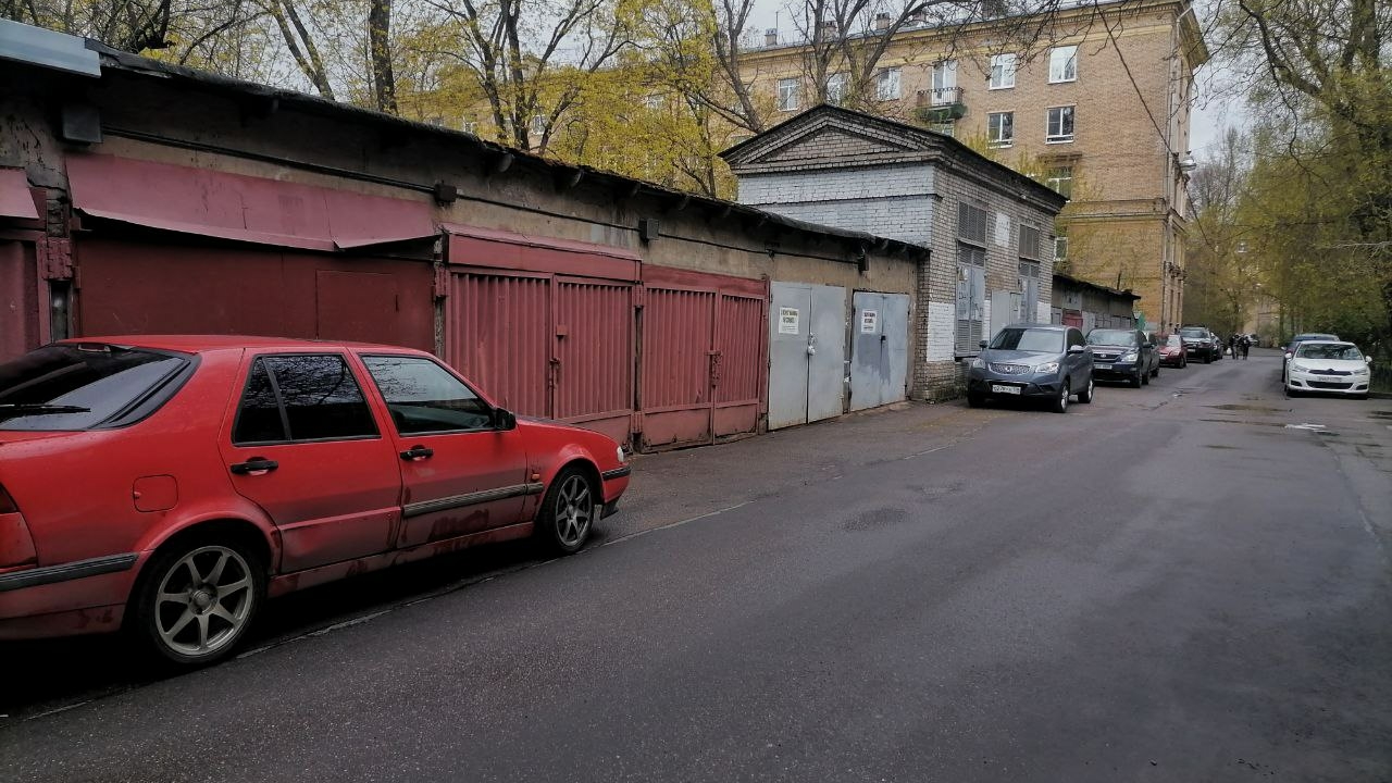 Упавшая с восьмого этажа на гаражи школьница умерла в больнице Петербурга