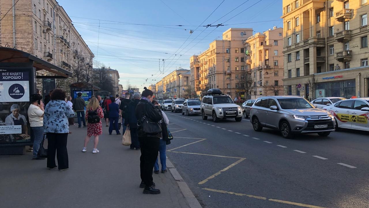 Темные плакаты на петербургских остановках сменят на светлый вариант с увеличенным шрифтом