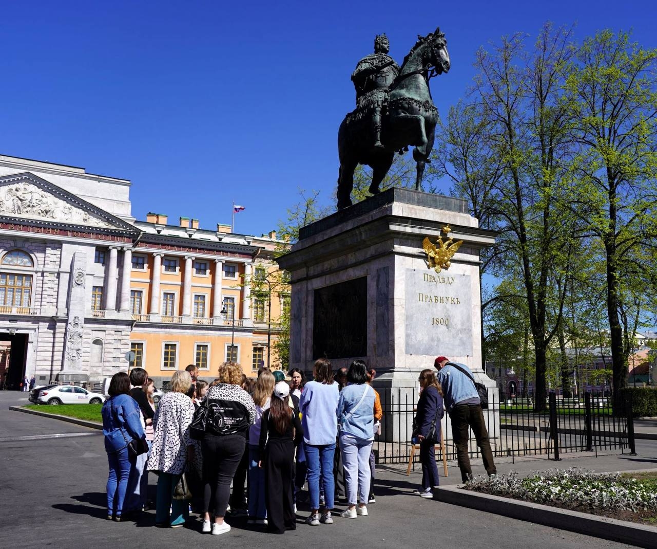 Неприкосновенный Петр: почему памятник императору у Михайловского замка  пришлось спасать от туристов