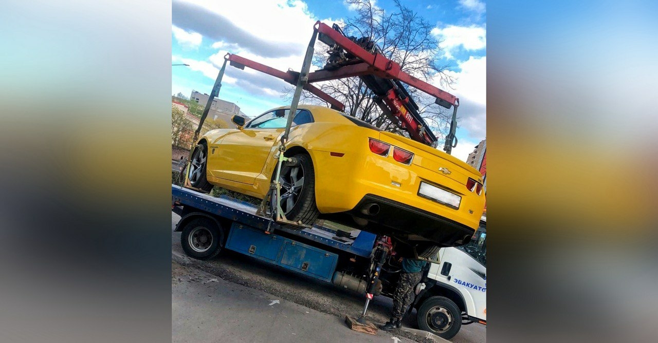 Погонял на маслкаре, а штрафы не платил: желтый Chevrolet Camaro скучает у  приставов без хозяина