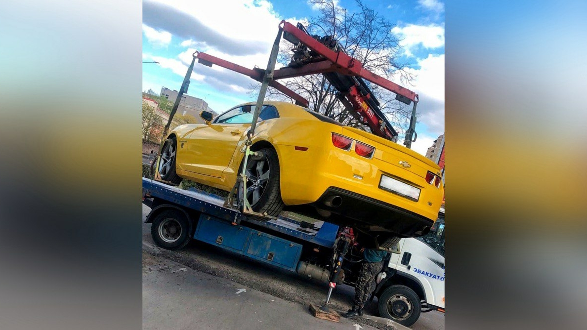 Погонял на маслкаре, а штрафы не платил: желтый Chevrolet Camaro скучает у  приставов без хозяина