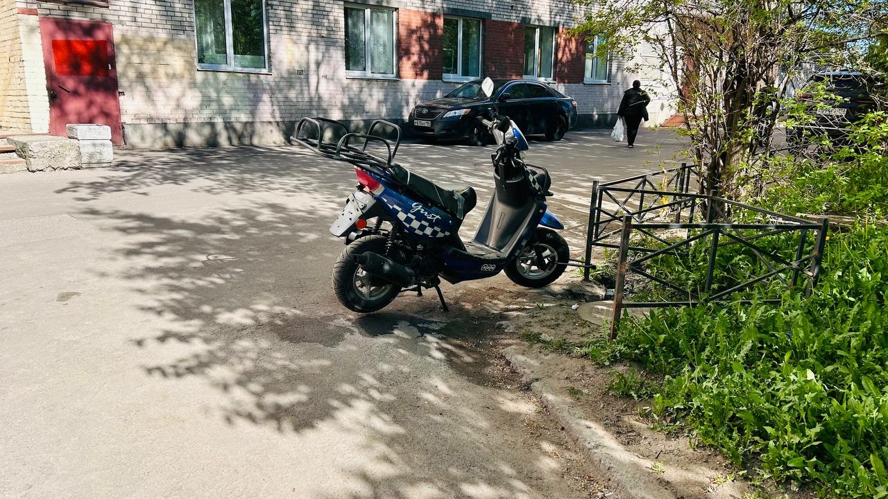 Под Петербургом машина снесла с дороги 11-летнего мотоциклиста
