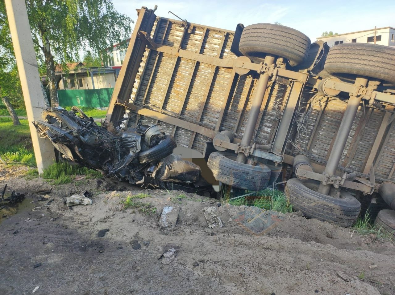 Автомобиль всмятку: в Отрадном спасатели достали из-под груды металла тело  погибшего в ДТП водителя