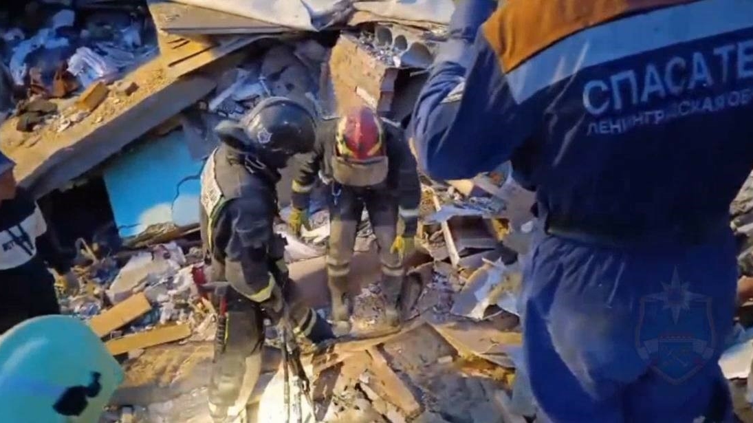 В Ленобласти от взрыва баллона дом сложился, придавив мужчину и женщину
