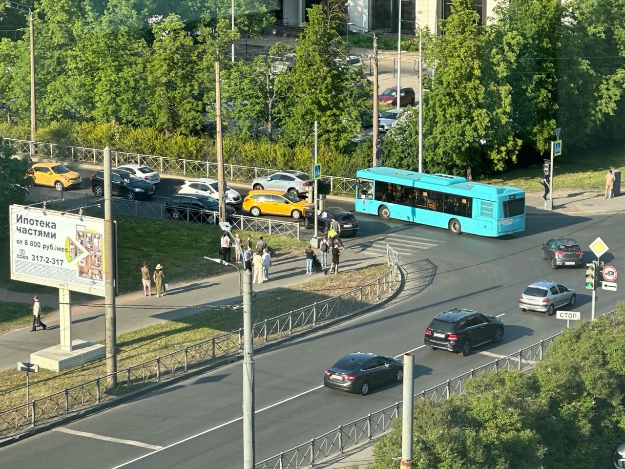 Разбитое авто и мужчина на газоне: на юге Петербурга госпитализировали  пострадавшего в жестком ДТП горожанана