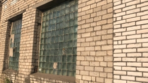В Ивангороде кровавый мужчина распугивал прохожих: в его квартире нашли труп