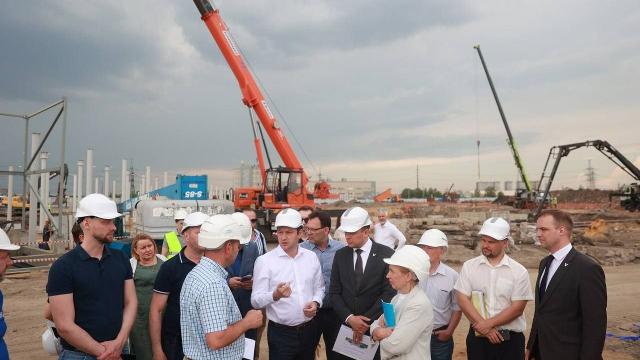 Председатель комитета по транспорту Валентин Енокаев проверил ход возведения электробусного парка в «Ржевке»