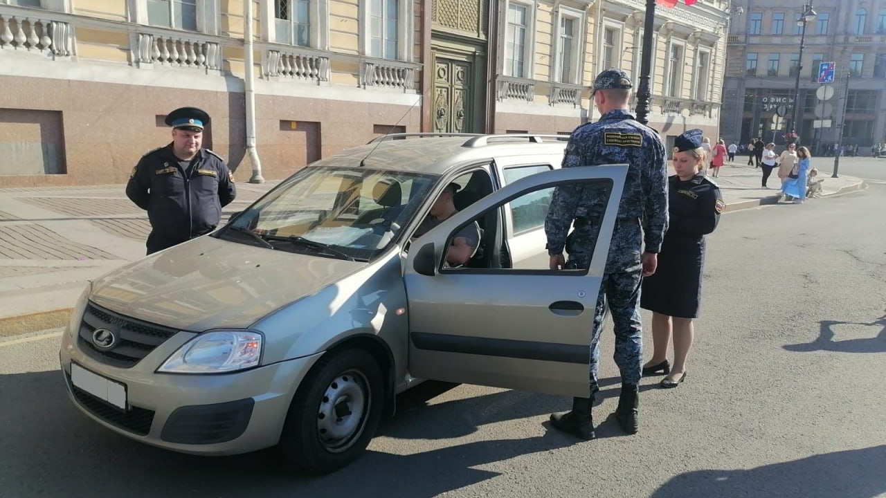 В Петербурге строительная компания выплатила долг в 4 млн рублей ради Lada Largus