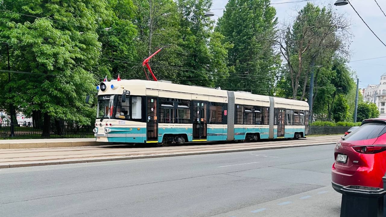 В центре Петербурга потушили горящий ретро-трамвай «Достоевский»