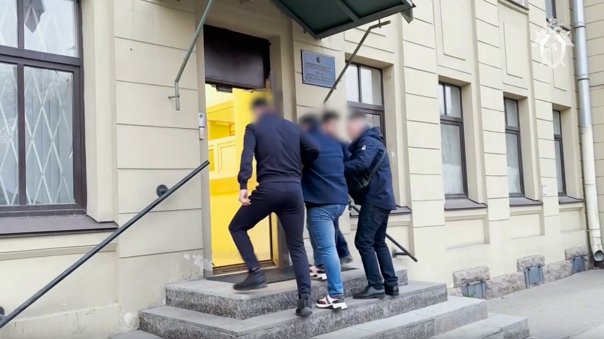 В Петербурге задержали подозреваемого по делу об упавшем в Мойку автобусе