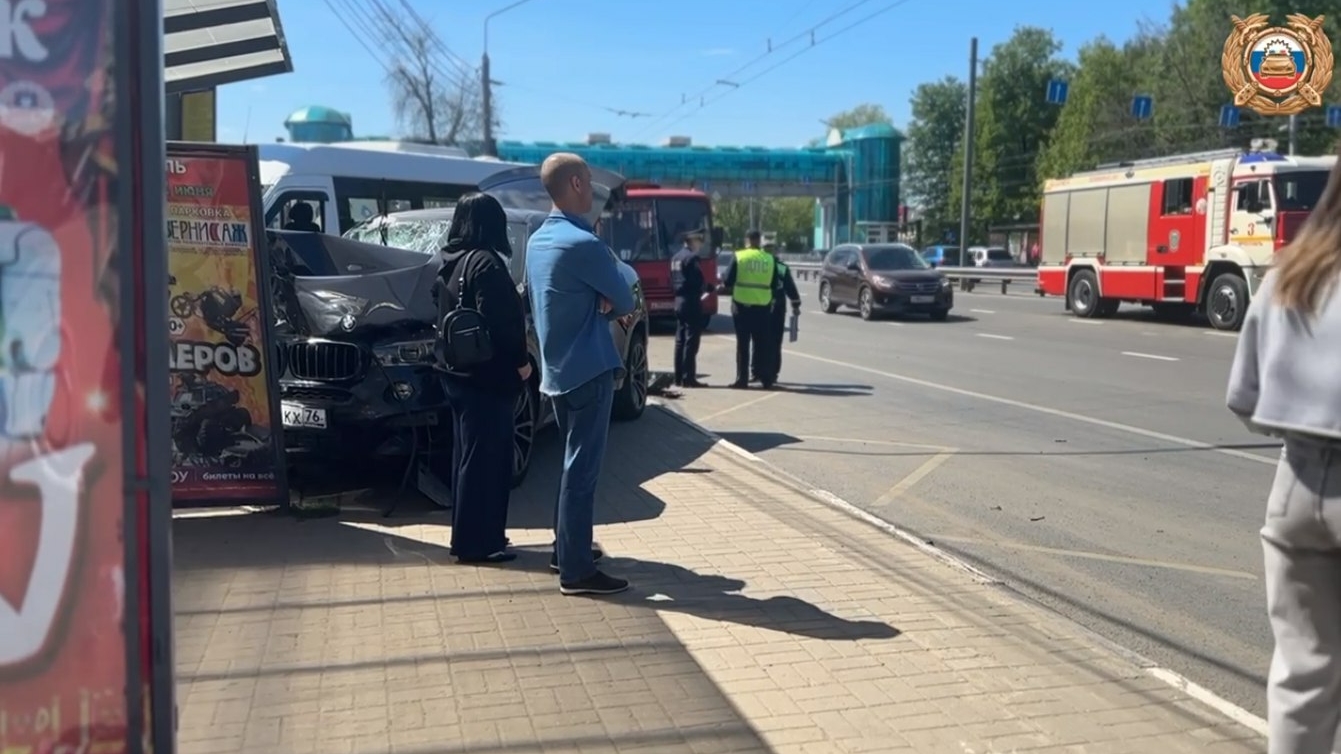 В Ярославле водитель потерял сознание и «собрал» семь автомобилей в ДТП