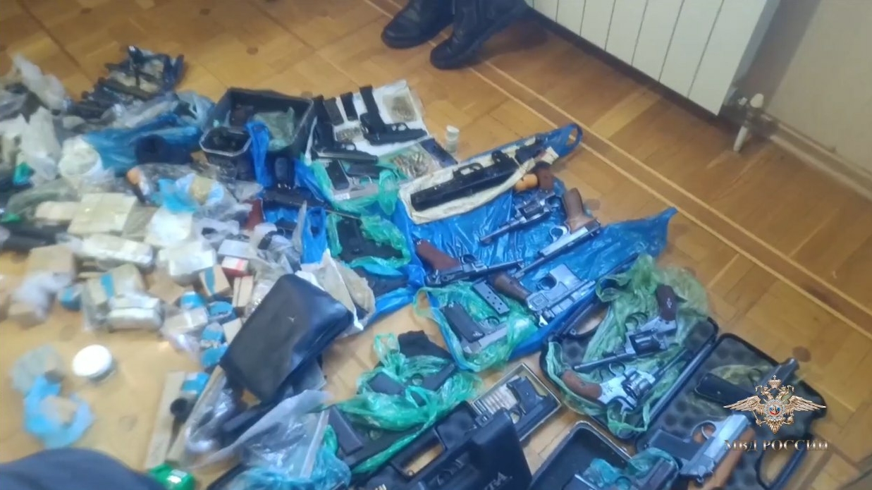 В Краснодарском крае оперативники нашли дома у пенсионера более 25 тысяч единиц оружия